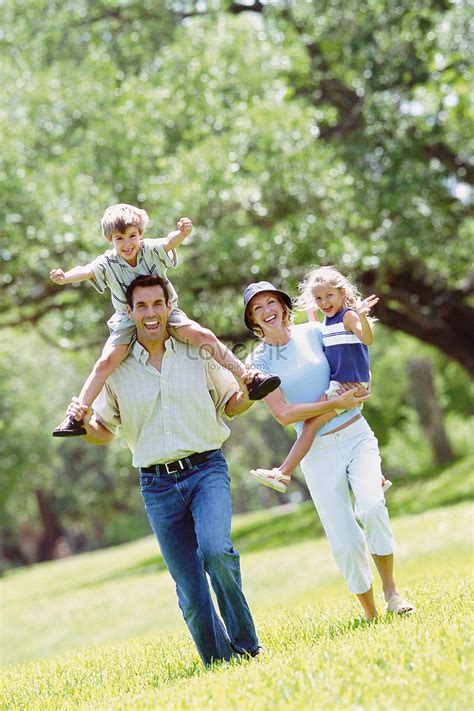 Family Walking In The Park Picture And HD Photos | Free Download On Lovepik