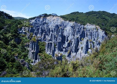 putangirua pinnacles   zealand stock photo image  pitangirua