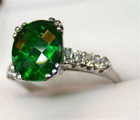 cool Очаровательный и загадочный камень зеленый гранат — Сказочные фото ...