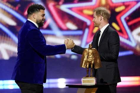 Steelers Defensive Lineman Heyward Receives Walter Payton Man Of The