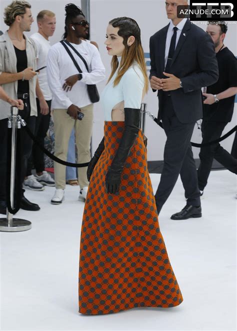 Joey King Sexy Seen Braless Flaunting Her Hot Figure At The Bullet Train Screening In London