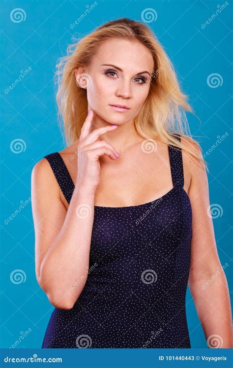Het Aantrekkelijke Sensuele Portret Van De Blonde Volwassen Vrouw Stock Afbeelding Image Of