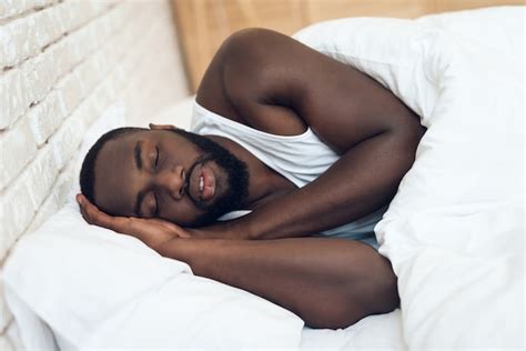 Homem Afro Americano Dormindo Na Cama Foto Premium