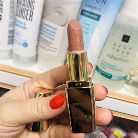 Зволожувальна губна помала ейвон люкс avon luxe nude slip рожева перлина 64903 ціна 190 грн