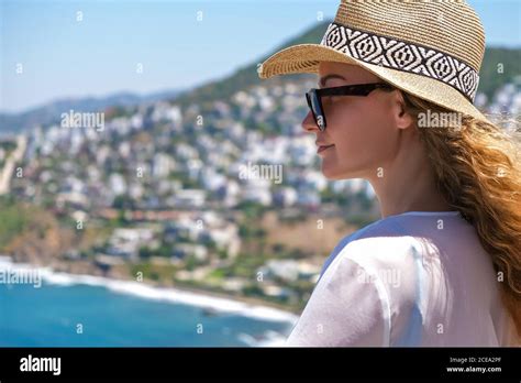 Jeune Femme En Bikini Blanc Banque D Image Et Photos Alamy