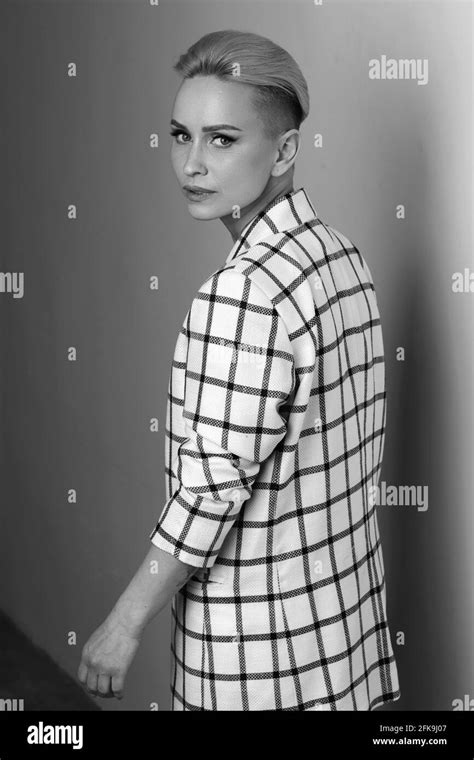 Elegante und charismatische blonde und kurzhaarige Frauen mit einem schönen breiten Lächeln in