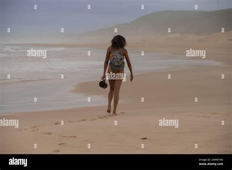 Frau im bikini von hinten Fotos und Bildmaterial in hoher Auflösung Alamy