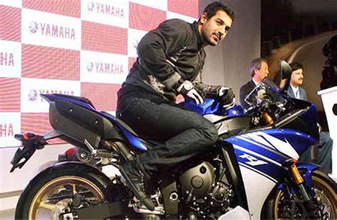 John Abraham Launched New Yamaha R3 In Auto Expo 2018 जन न ऑट