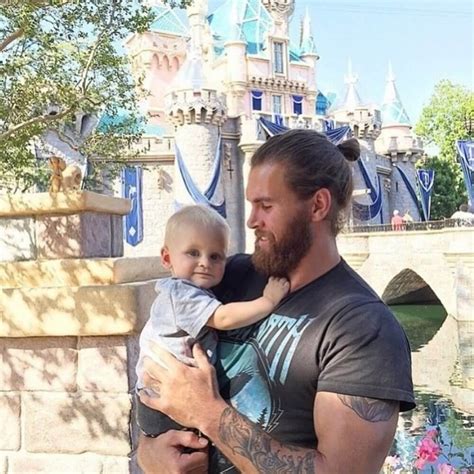 Papà super sexy a Disneyland ecco il bizzarro Instagram che li colleziona Gay it