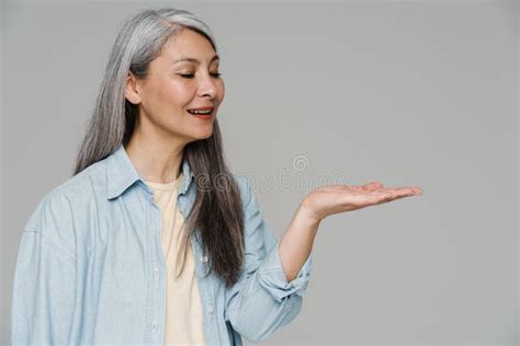 Femme Mature Aux Cheveux Blancs Souriant Et Tenant Copyspace Photo Stock Image Du Regard