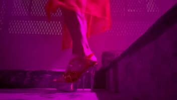 La Chaude Milf Italienne Artemisia Love Montre Ses Longues Jambes En