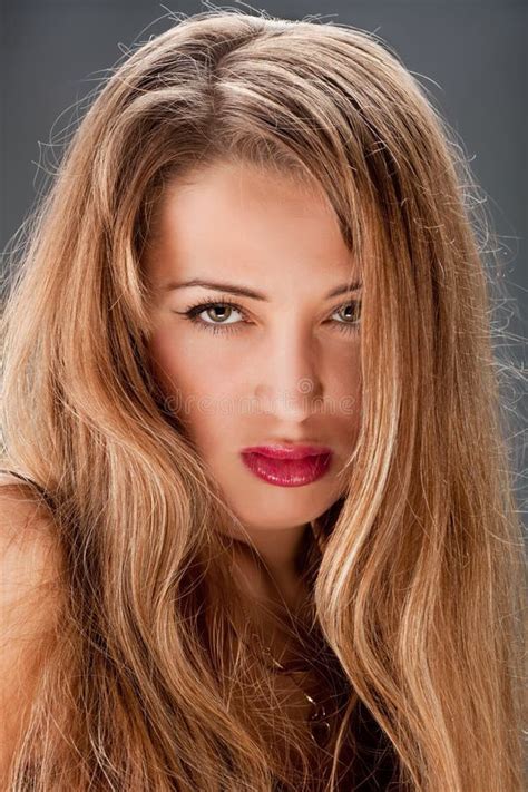 Jeune Femme Assez Blonde Photo Stock Image Du Mignon