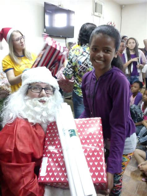 Papai Noel chegou antes para as crianças de escola municipal em ...