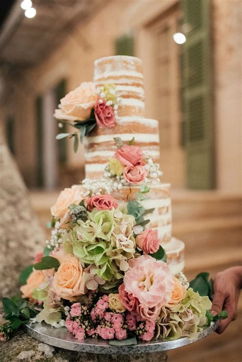 Naked Cake Decorada Con Cascada De Flores Naturales Laura Jaume Cascada De Flores Flores