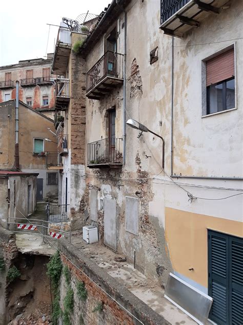 Maltempo Crolla Un Muro Nel Centro Storico Di Corigliano Gazzetta