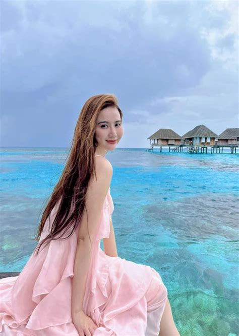 Huyền Lizzie cực cháy với bikini cắt xẻ táo bạo Saostar vn