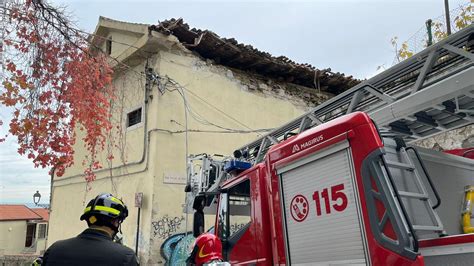 Crolla Il Tetto Di Un Edificio Abbandonato A In Via Delle Monache A Trieste Chiusa Via Donota