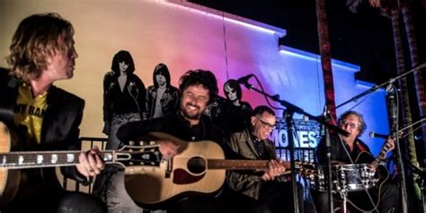 Green Day Sex Pistols Guns N Roses E Portlandia Se Misturam Para Homenagear Johnny Ramone