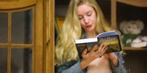 FG Ella Pussy Flash On The Bed Tnaflix