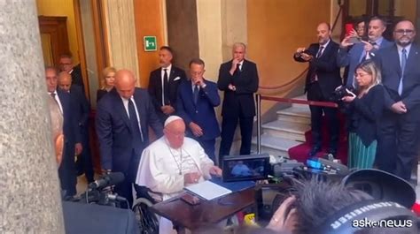 Napolitano A Sorpresa Papa Francesco Alla Camera Ardente Video