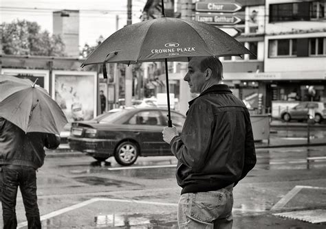 Fotos Gratis Peatonal En Blanco Y Negro Gente La Carretera Lluvia