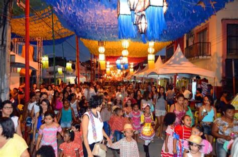 Desfile E Apresenta Es Marcam O In Cio Do Arrai Do Gua Fria