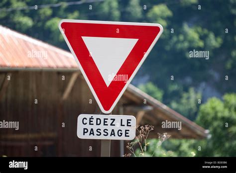 Give Way Hi Res Stock Photography And Images Alamy