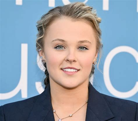 Quick Facts About Jojo Siwa: Real Name, Who Is She Dating, Age, Net