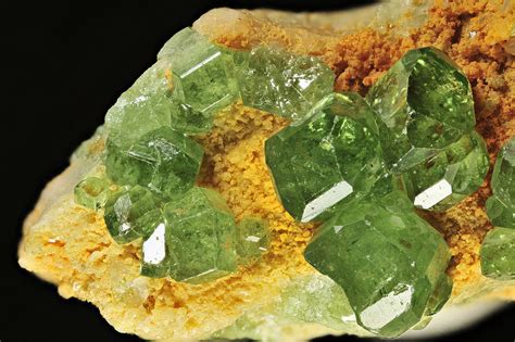 Камень демантоид: свойства, фото, цены на ювелирные украшения кольцо ...