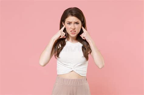 Jovencita De Brunette Disgustada Con Ropa Ligera Casual Posando Aislada En Un Estudio De Fondo