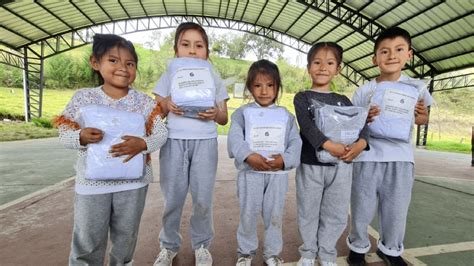 Entrega De Uniformes Y Textos Escolares En La Zona 6 Ministerio De