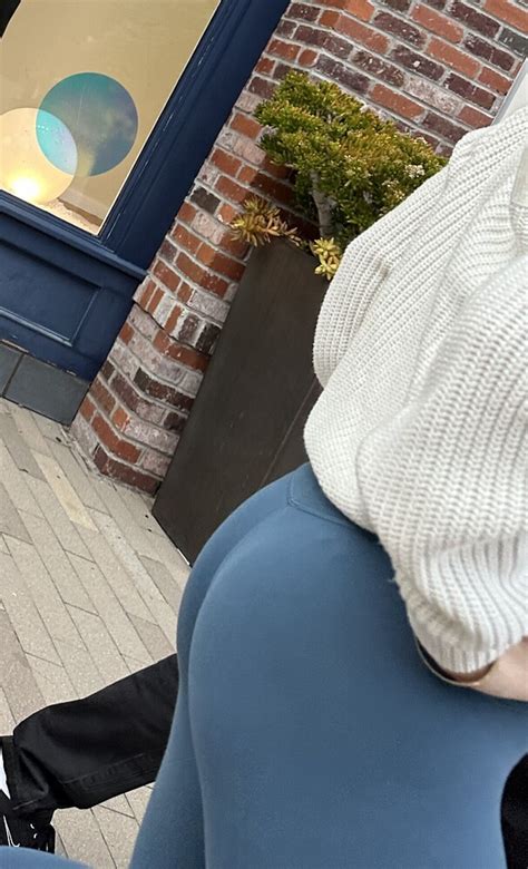 Nerdy College Girl With A Great Ass And Massive Camel Toe In Blue Leggings Spandex Leggings