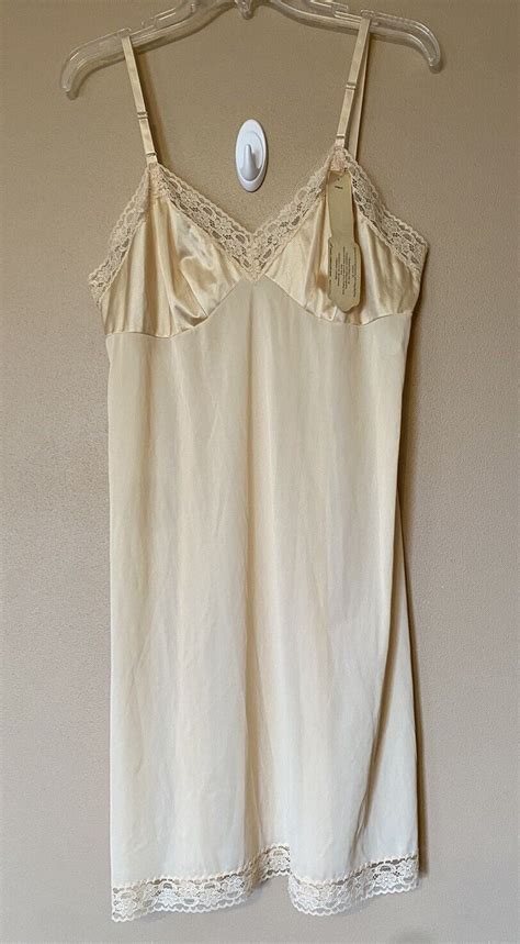 Vtg VANITY FAIR Lace Trimmed Full Slip Beige Lingerie Gem