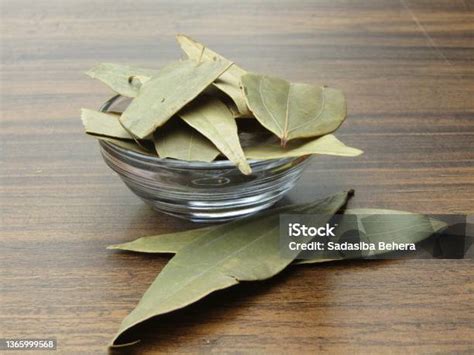 daun salam  mangkuk  latar belakang kayu foto stok