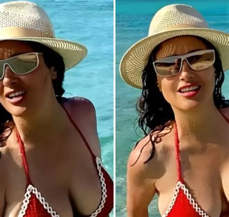 Salma Hayek Presume Cuerpazo En Bikini Rojo Actitudfem