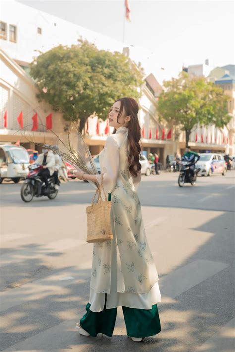 Hot girl làng game rạng rỡ trong tà áo dài ngày đầu năm mới