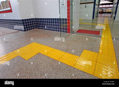 Piso tátil de acessibilidade para deficiente visual em uma escola