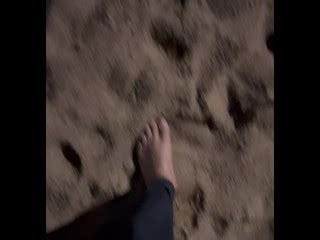 漂亮的赤脚在沙滩上行走 Pornhub Gay