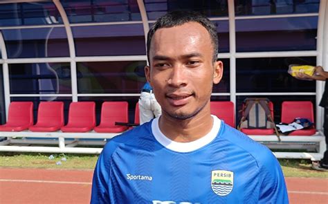 sempat dilirik klub lain robi darwis kembali  persib bandung
