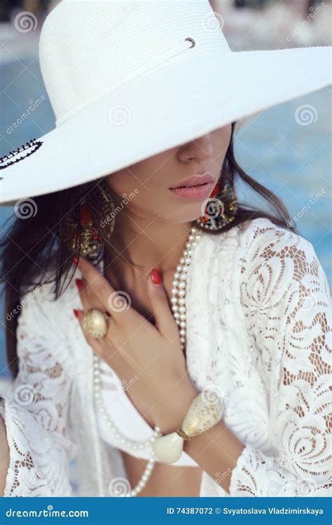 Herrliche Frau Mit Dem Dunklen Haar Im Eleganten Bikini Im Spitzekleid Und Im Hut Stockfoto