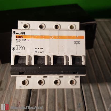 Circuit breaker Merlin Gerin Multi 9 C32a