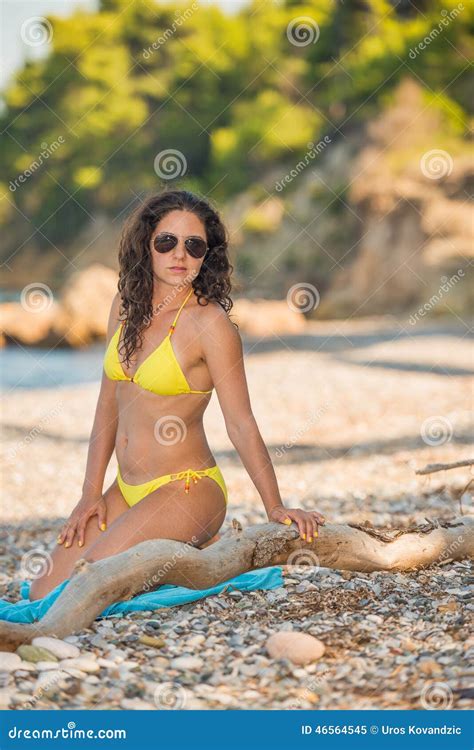 Ursnygg Flicka I Gul Bikini Fotografering F R Bildbyr Er Bild Av Ursnyggt Luta