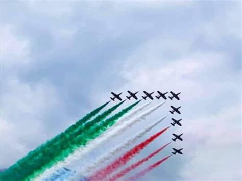 Frecce Tricolori Nel Cieli Lariani Grande Show Sopra Il Lago Le