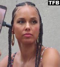 Alicia Keys Sexy Seen Showcasing Her Hot Cleavage At The Radio City During The Rc Rooftop