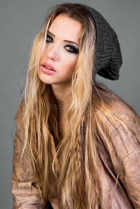 Sexy Blonde Modefrau Mit Den Langen Beinen Stockfoto Bild Von Grau Lang 36125118