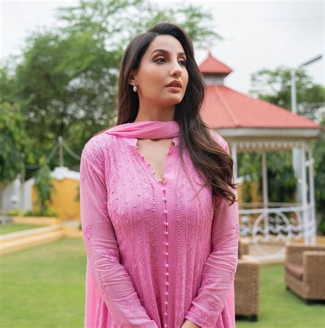 Nora Fatehi तेनु सूट सूट करदा गुलाबी ड्रेसमध्ये नोरा फतेहीचा मधाळ लूक Nora Fatehi Looking