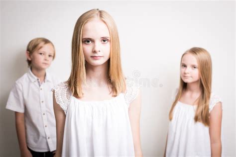 Belle Jeune Adolescente Blonde Dans Le Studio Image Stock Image Du Gosse Isolement