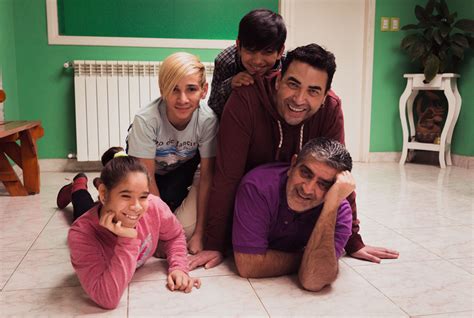 Los adoptó una pareja de varones ahora tienen un papá gay y una mamá trans Nuestra familia es