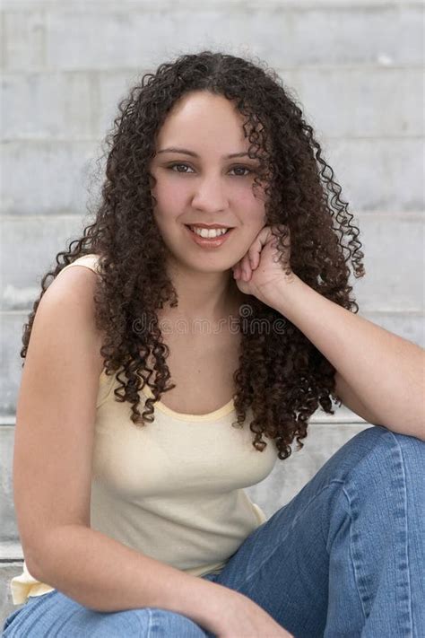 Latina Bastante Joven Con El Pelo Rizado Imagen De Archivo Imagen De Morena Sonriente