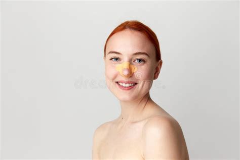 Ritratto Con Una Bellissima Modella Di Moda Con Capelli Rossi E Spalle Nude Sorridendo Sullo
